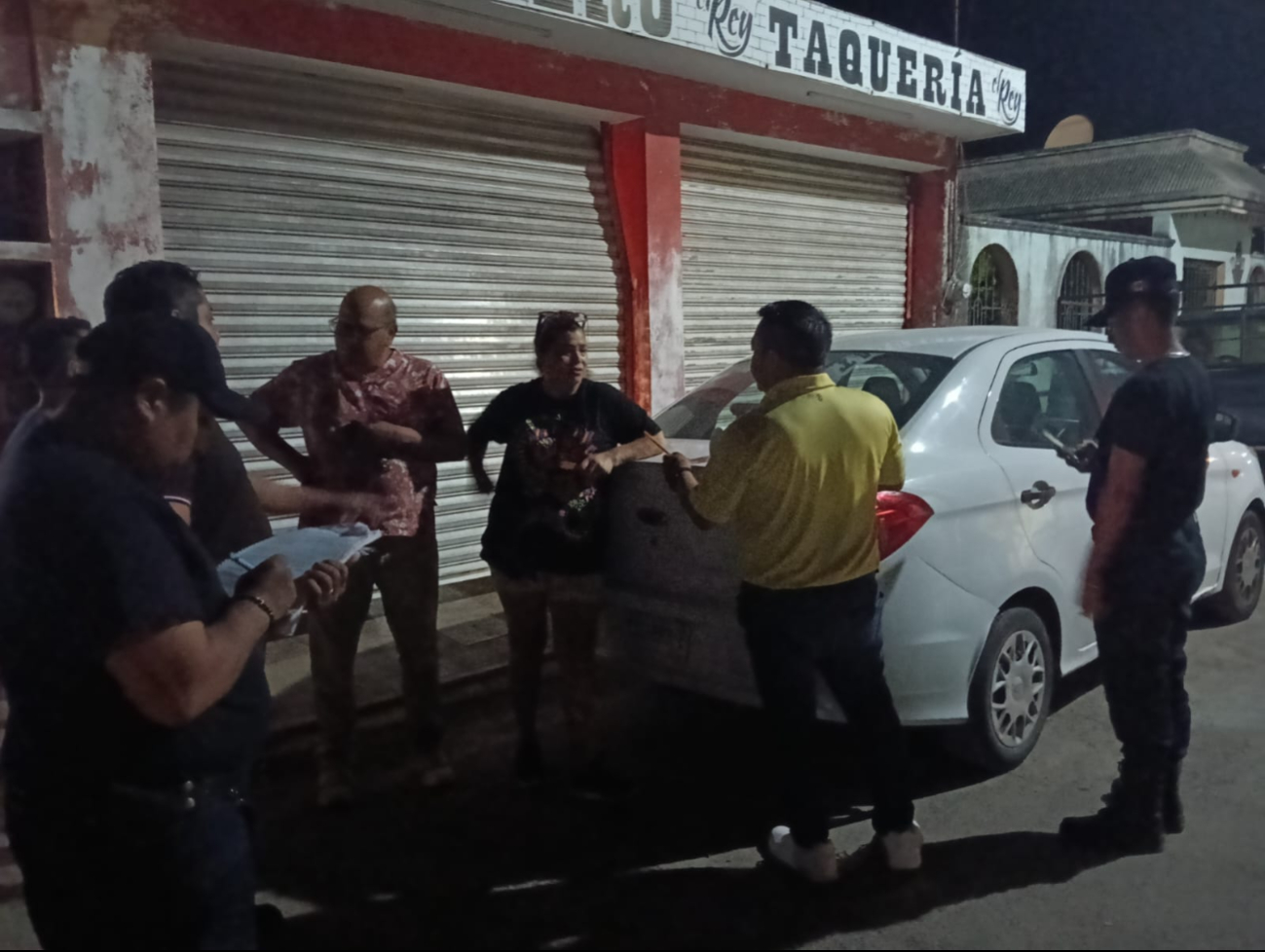 Luis May Sabido encuentra a sus perros sin vida en el patio de su casa, en la colonia Yocchenkax Luis May Sabido encuentra a sus perros sin vida en el patio de su casa, en la colonia Yocchenkax