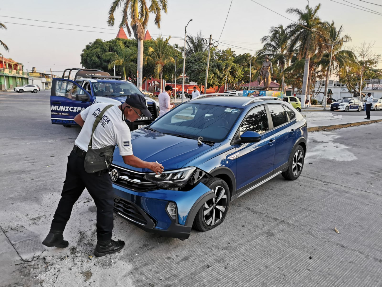El auto se impactó contra la base de la estatua del Pescador.