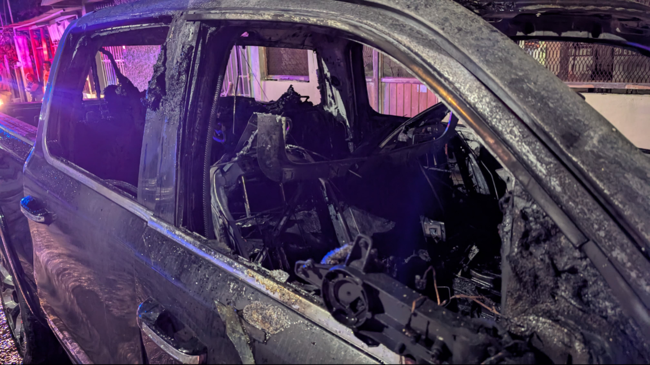 El interior del vehículo quedó quemado y dañado, tras el incendio. El interior del vehículo quedó quemado y dañado, tras el incendio.