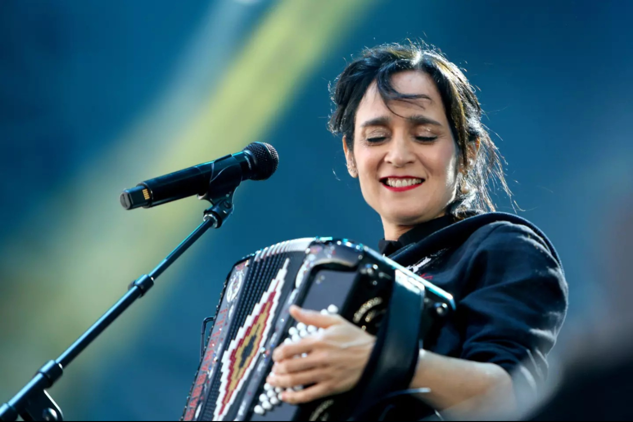 Julieta Venegas se vuelve tendencia tras compartir la invitación de sus XV's Julieta Venegas se vuelve tendencia tras compartir la invitación de sus XV's