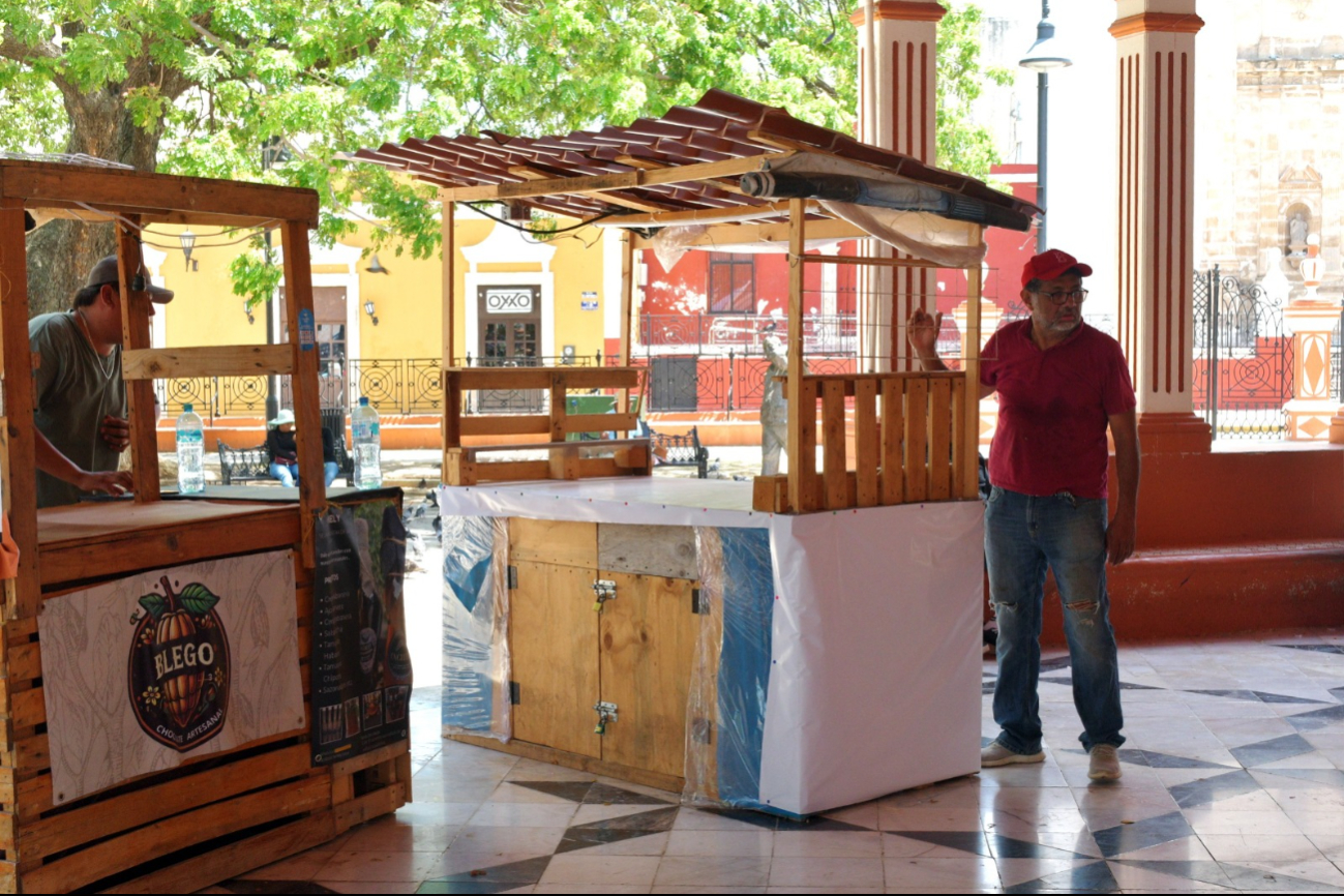 La Gobernadora y la alcaldesa decidieron trasladar a los artesanos a la plaza Juan Carbó para no afectar sus intereses y cumplir con la ley. La Gobernadora y la alcaldesa decidieron trasladar a los artesanos a la plaza Juan Carbó para no afectar sus intereses y cumplir con la ley.