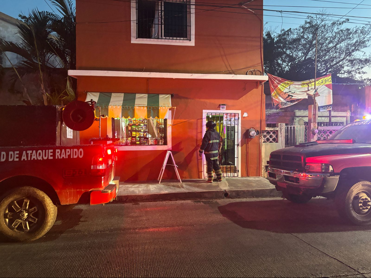La rápida intervención de los bomberos evitó la propagación del fuego al resto de la vivienda La rápida intervención de los bomberos evitó la propagación del fuego al resto de la vivienda