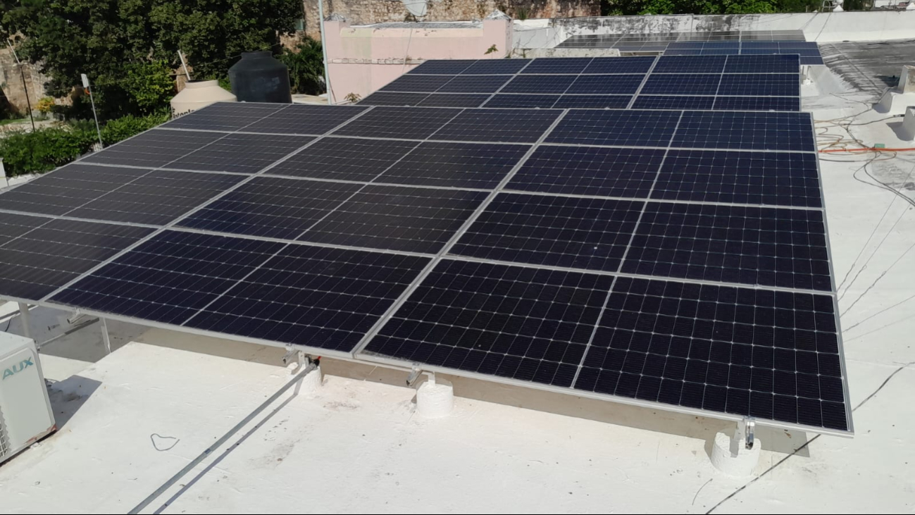 Los paneles solares fueron instalados pero no funcionan, y se detectaron irregularidades en el proyecto