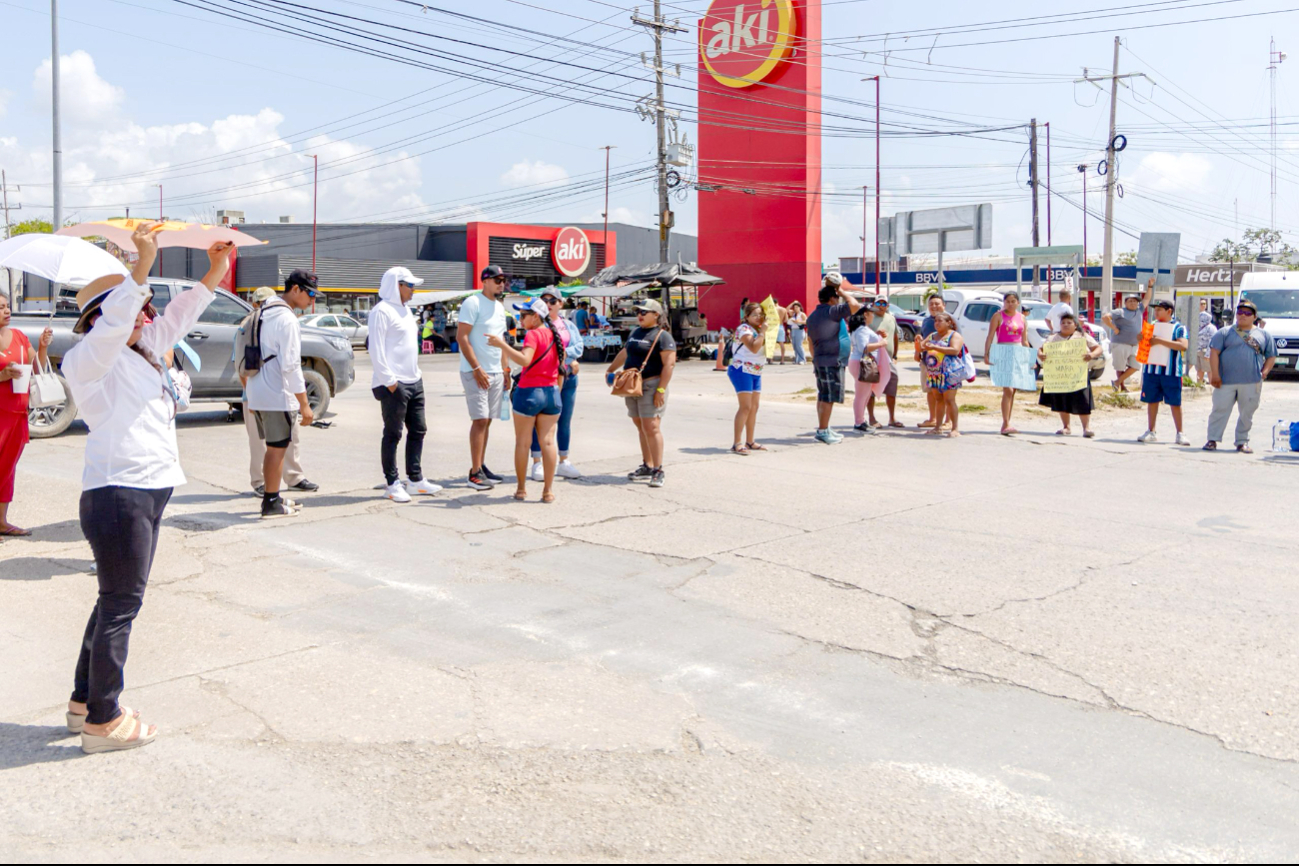 Pobladores de Punta Allen, en Tulum, bloquean avenida para exigir servicios básicos