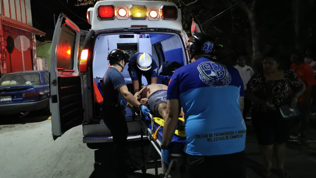 Paramédicos estabilizaron al lesionado y lo trasladaron a un hospital debido a la gravedad de sus heridas Paramédicos estabilizaron al lesionado y lo trasladaron a un hospital debido a la gravedad de sus heridas