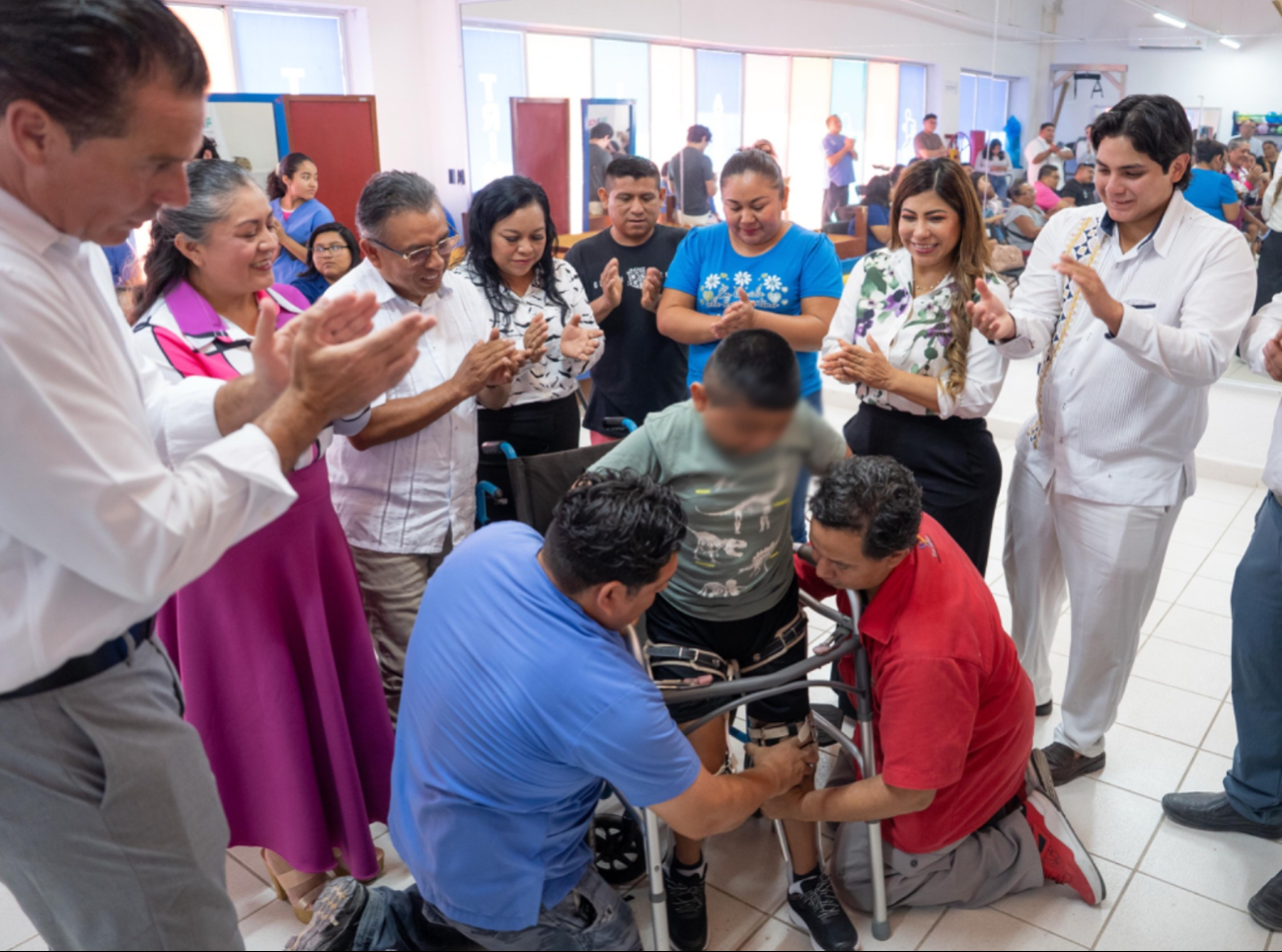Impulsan la autonomía con la entrega de prótesis y órtesis a personas de ocho municipios de Yucatán