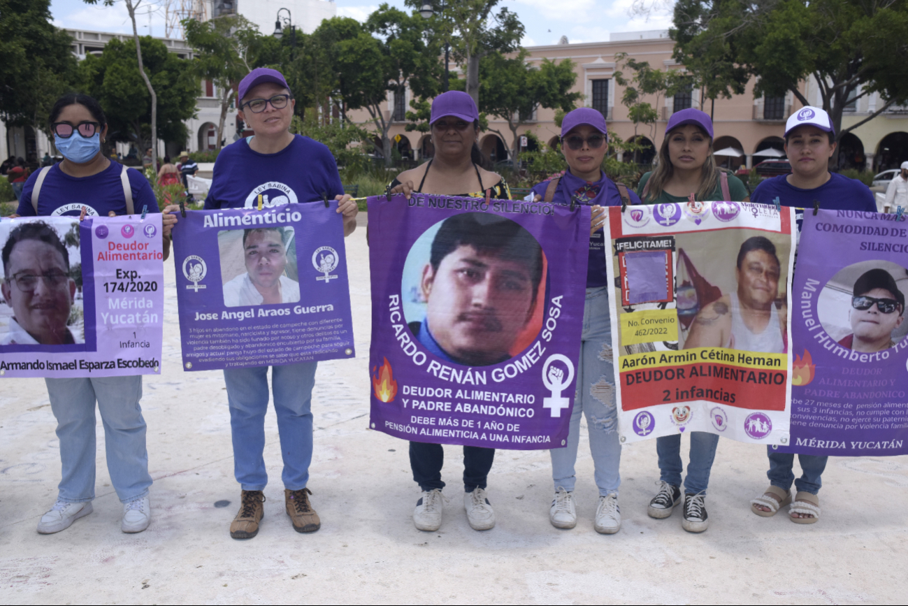 Un colectivo coloca un nuevo tendedero en la Plaza Grande y exhibe a deudores alimentarios