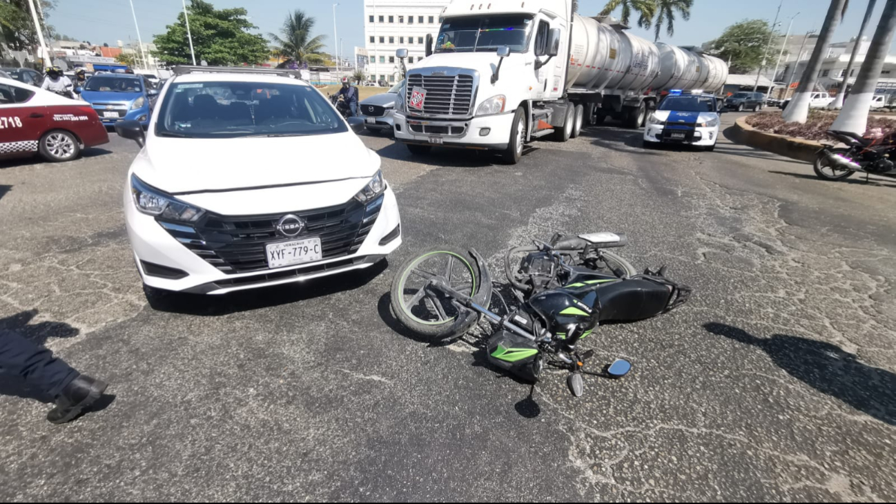 Un joven motociclista y su acompañante fueron impactados en la glorieta del Chechén