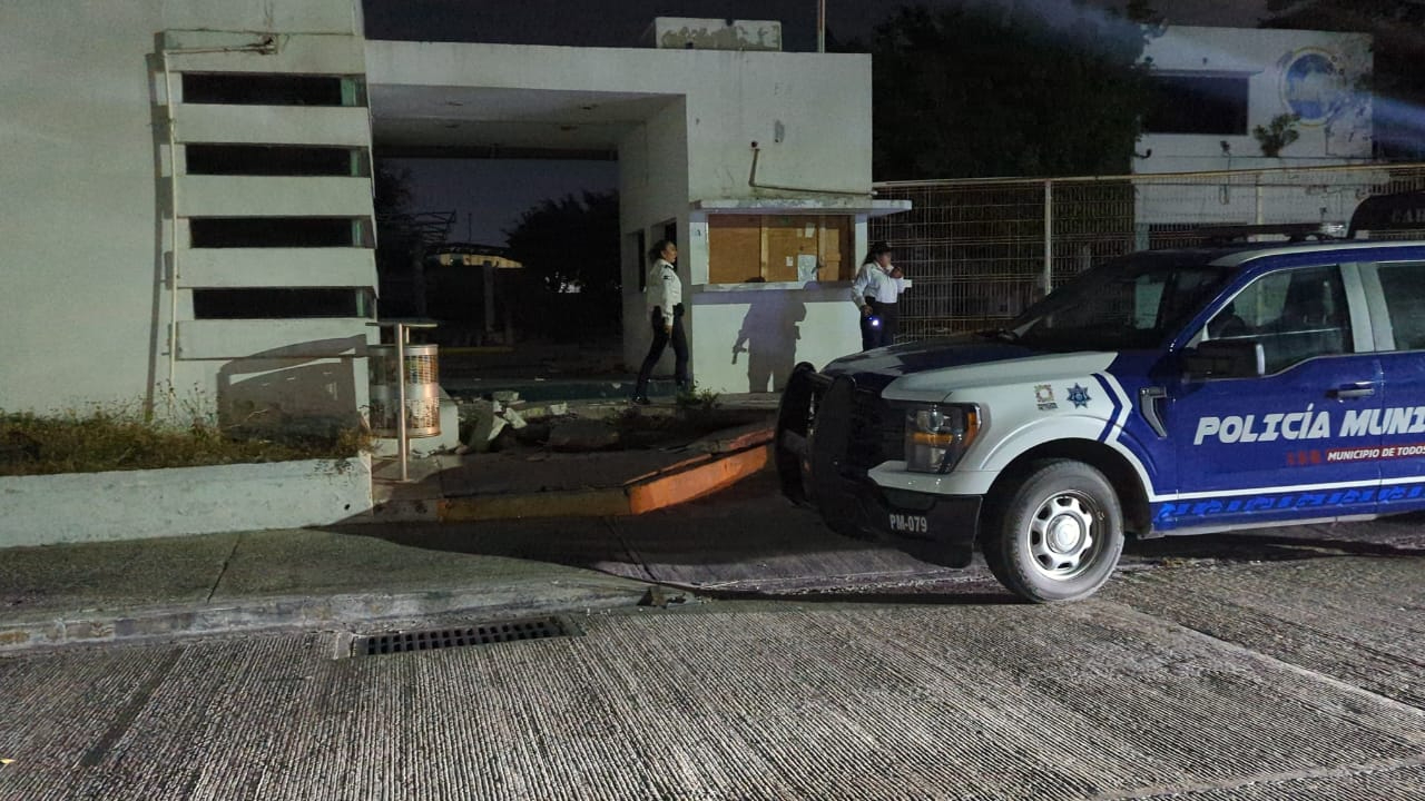 Vecinos alertaron sobre sujetos sospechosos en el inmueble, generando un operativo policiaco Vecinos alertaron sobre sujetos sospechosos en el inmueble, generando un operativo policiaco