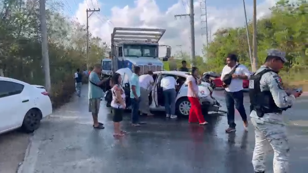 Accidente entre taxi y vehículo de carga deja múltiples heridos en la avenida López Portillo Accidente entre taxi y vehículo de carga deja múltiples heridos en la avenida López Portillo