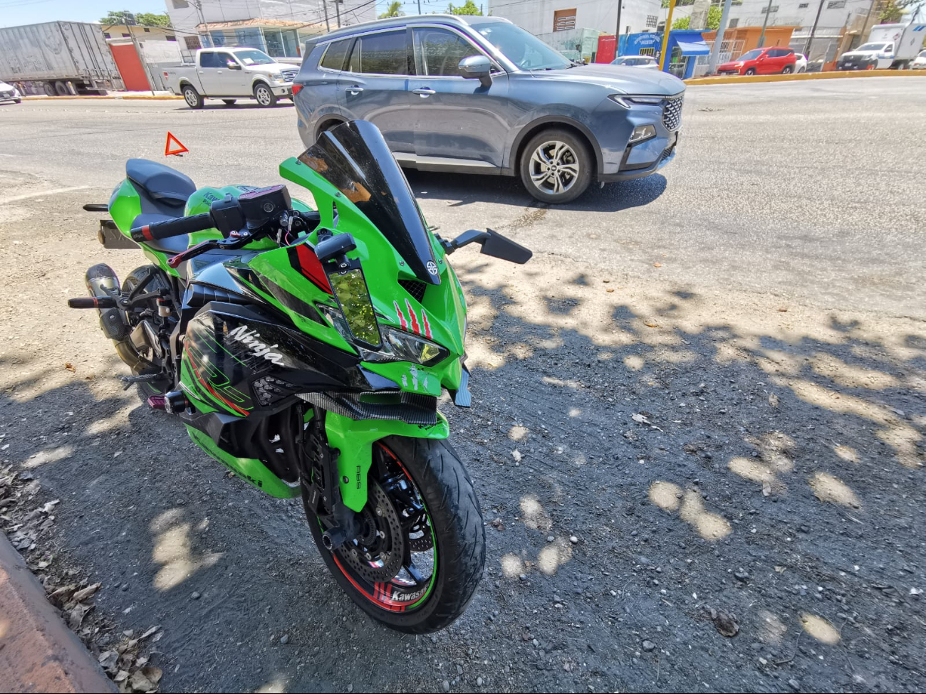 Aparentemen te el motociclista no guardó su distancia, lo que causó el choque Aparentemen te el motociclista no guardó su distancia, lo que causó el choque