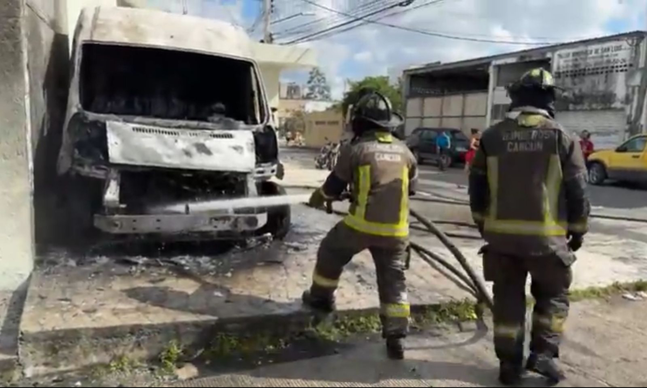 Incendio en una bodega en la región 102, moviliza al cuerpo de bomberos de Cancún 