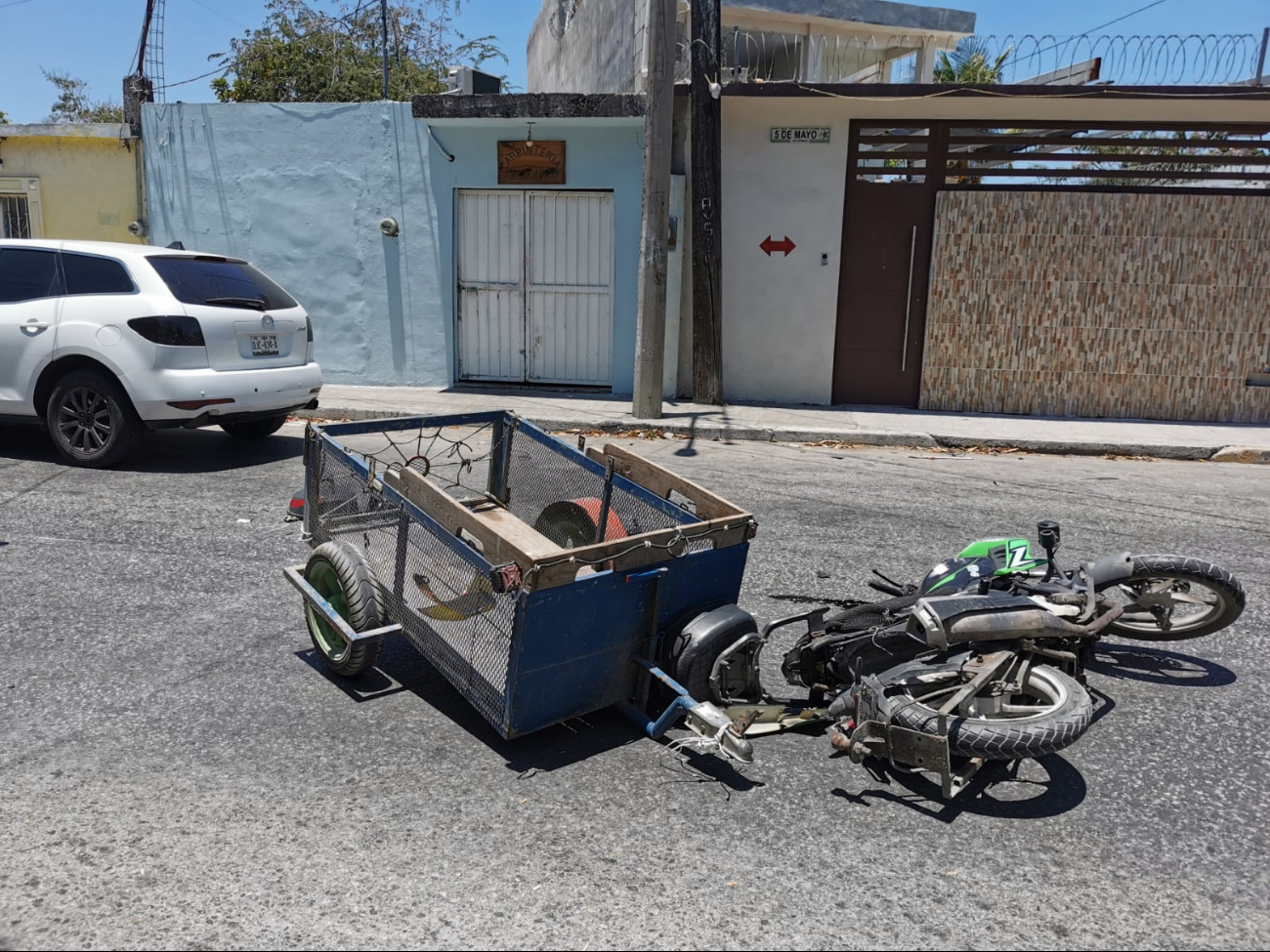 Motociclista resulta lesionado tras accidente en la colonia Manigua de Ciudad del Carmen