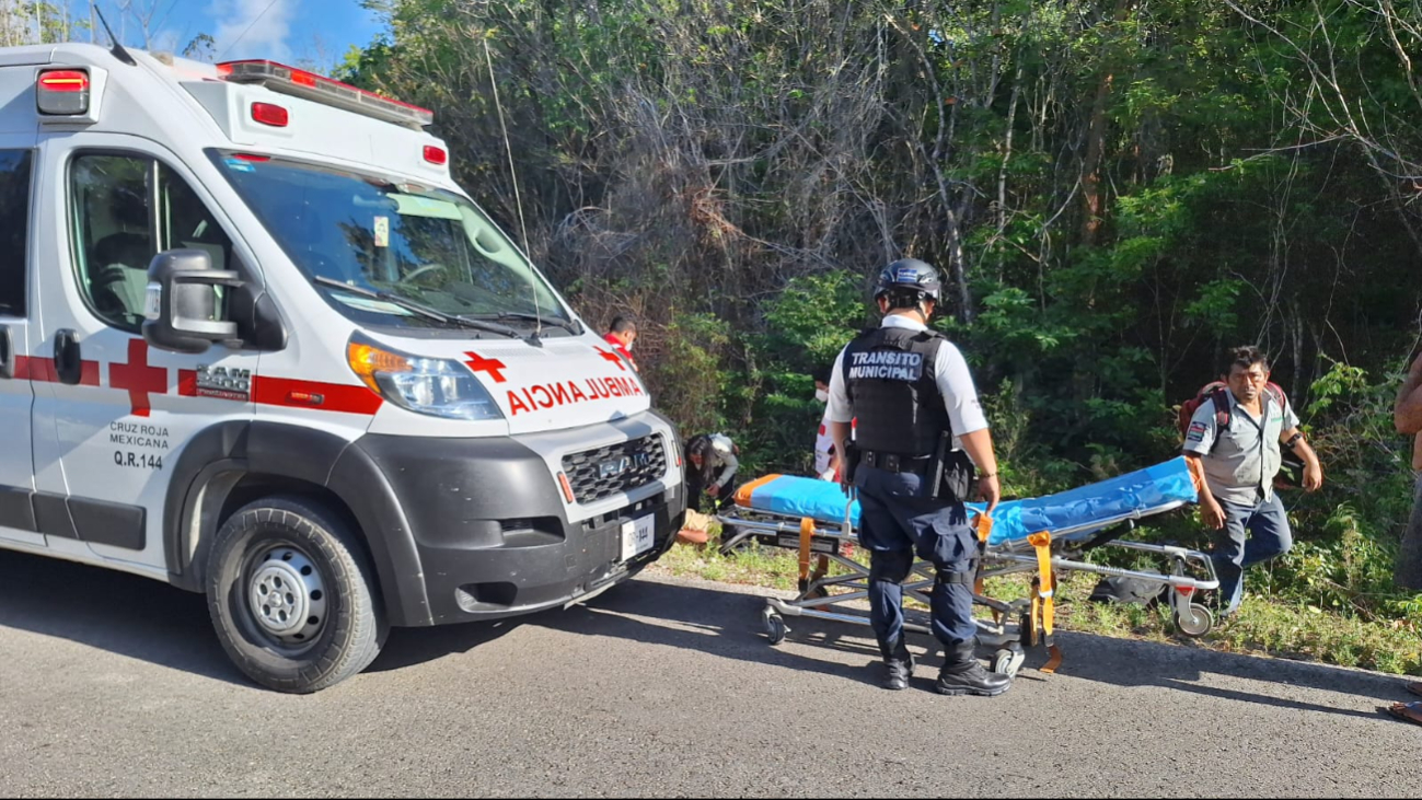 Paramédicos llegaron al lugar del accidente para atender al lesionado Paramédicos llegaron al lugar del accidente para atender al lesionado