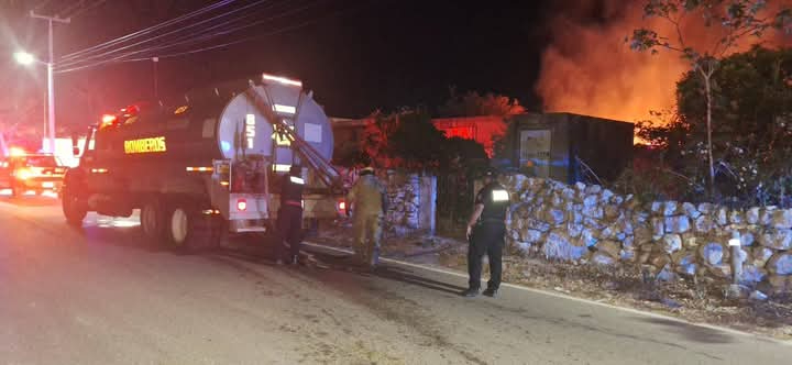 Vecinos ayudaron a los inquilinos de la vivienda en la calle 21 con 10 y dieron aviso a las autoridades. Vecinos ayudaron a los inquilinos de la vivienda en la calle 21 con 10 y dieron aviso a las autoridades.