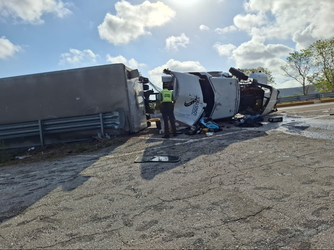Vuelca camión de Transmia Logistics tras fallo en el Puente de Pocboc