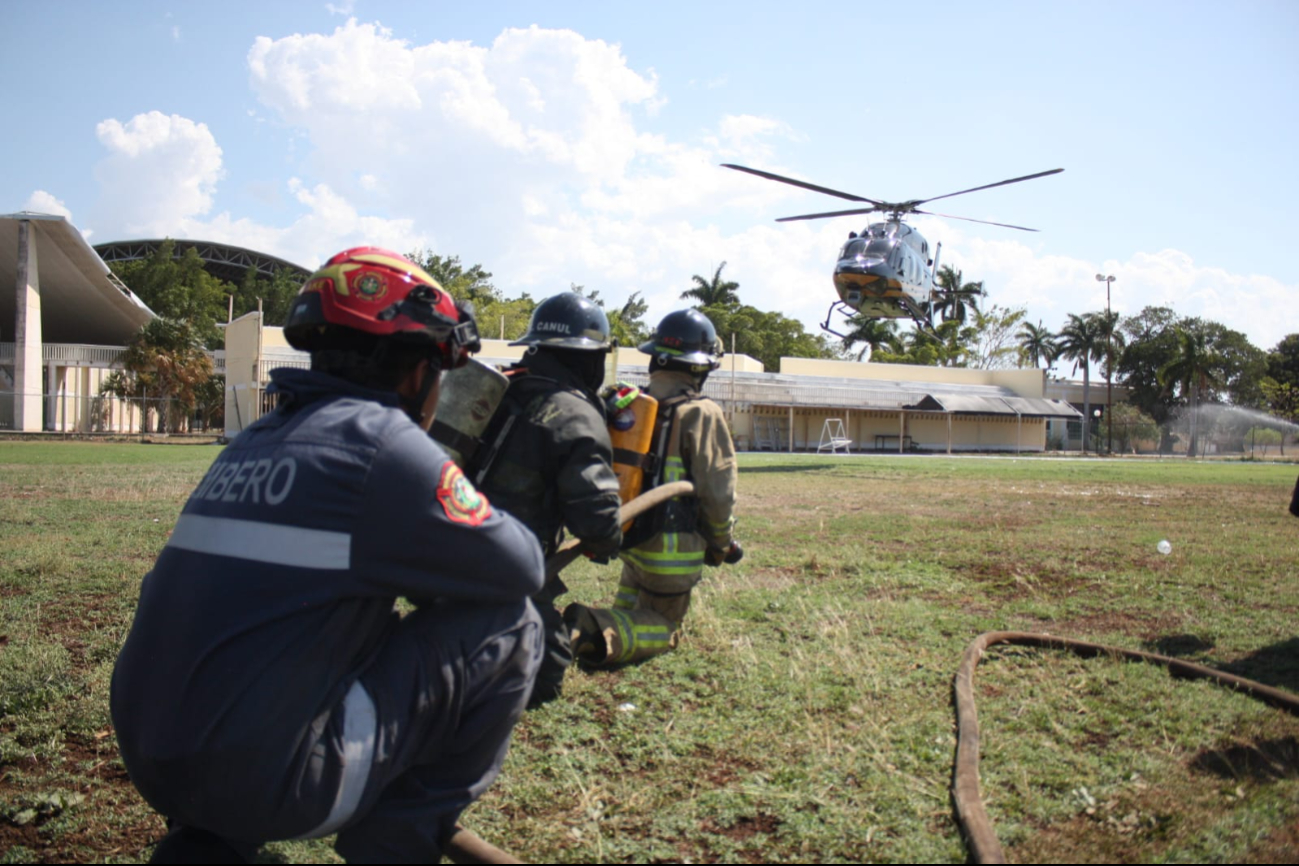 Bomberos colaboraron en el aterrizaje del helicóptero Bomberos colaboraron en el aterrizaje del helicóptero