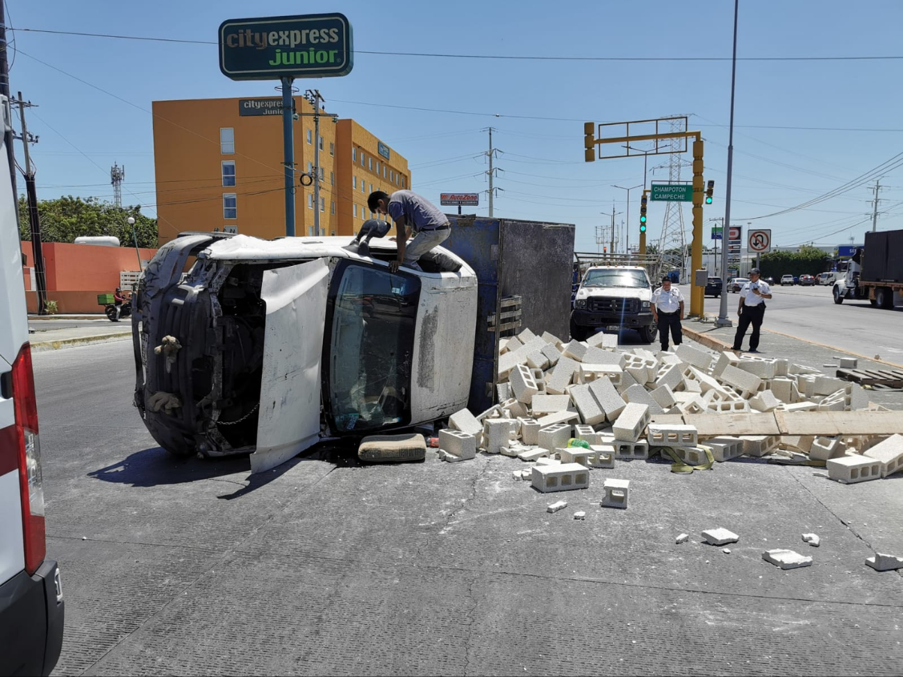 Camioneta de materiales vuelca en la avenida Isla de Tris tras falla en el amarre de carga.