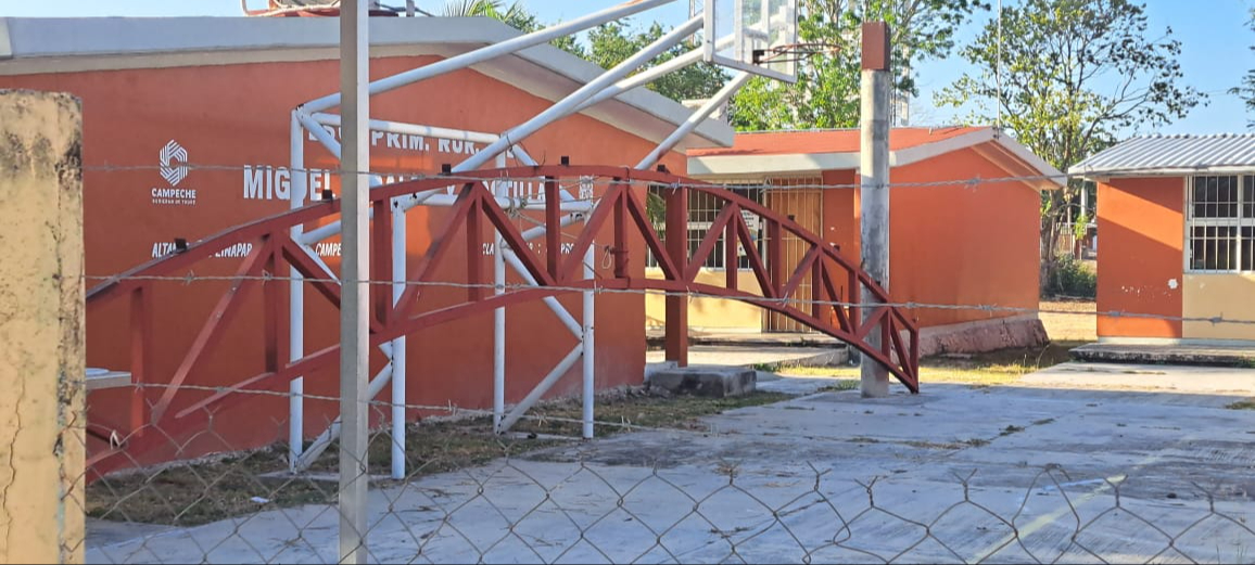 Desde 2021, la construcción del techo de la cancha quedó detenida, generando riesgos para los estudiantes Desde 2021, la construcción del techo de la cancha quedó detenida, generando riesgos para los estudiantes