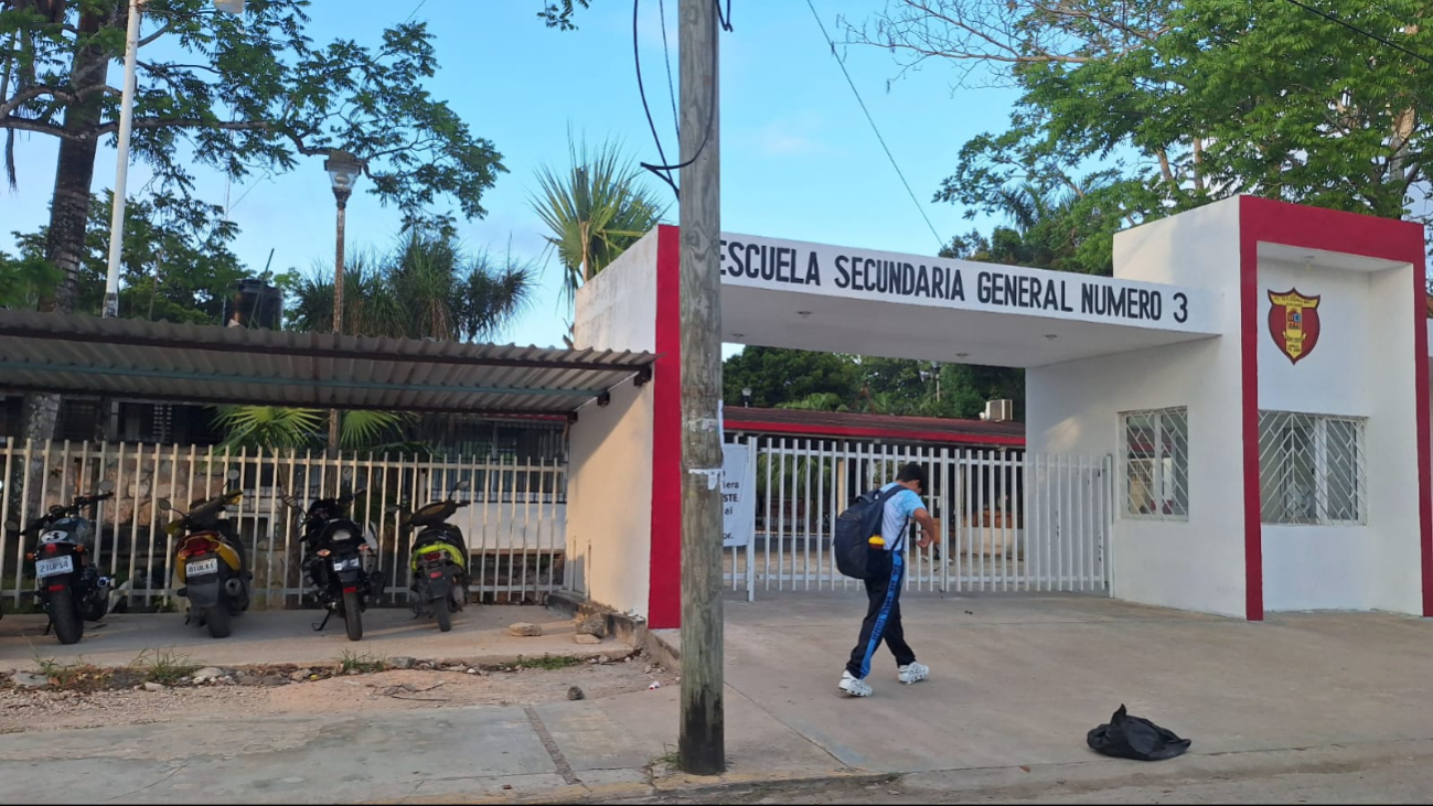 Desde las 7:00 am los estudiantes ingresaron a los planteles