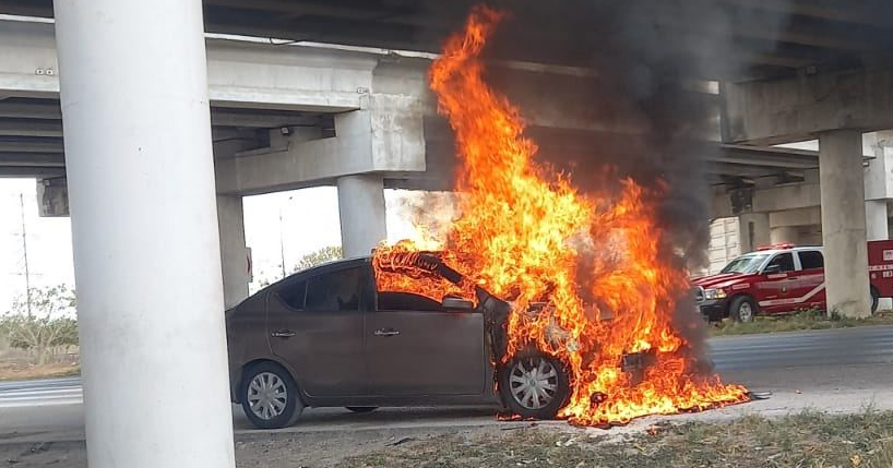 Reportan incendio de un vehículo en el periférico de Mérida 