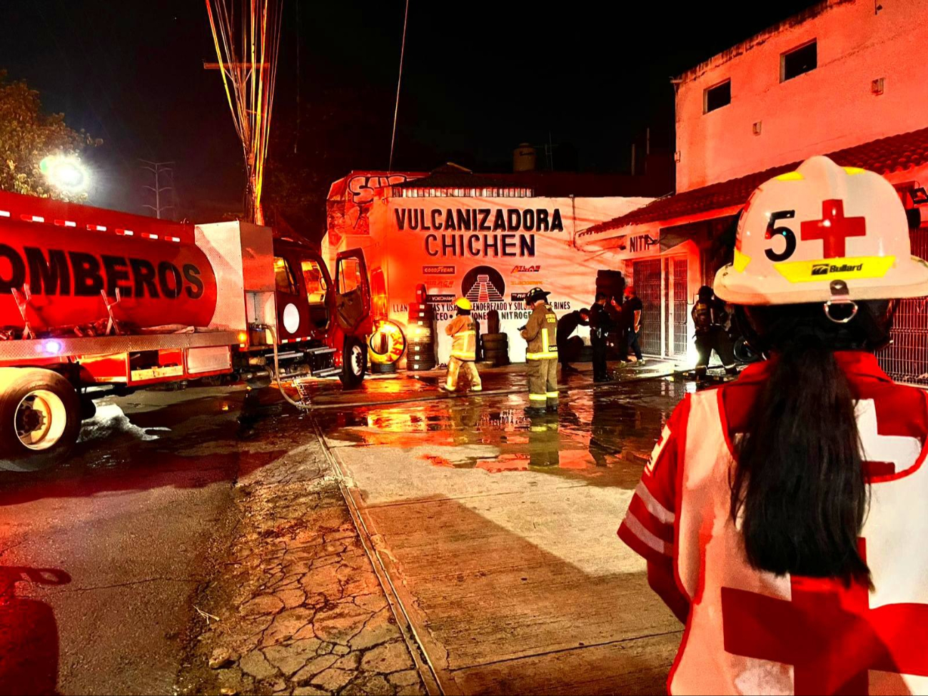 Bomberos de Cancún logran apagar  un incendio dentro de una vulcanizadora de la SM 61