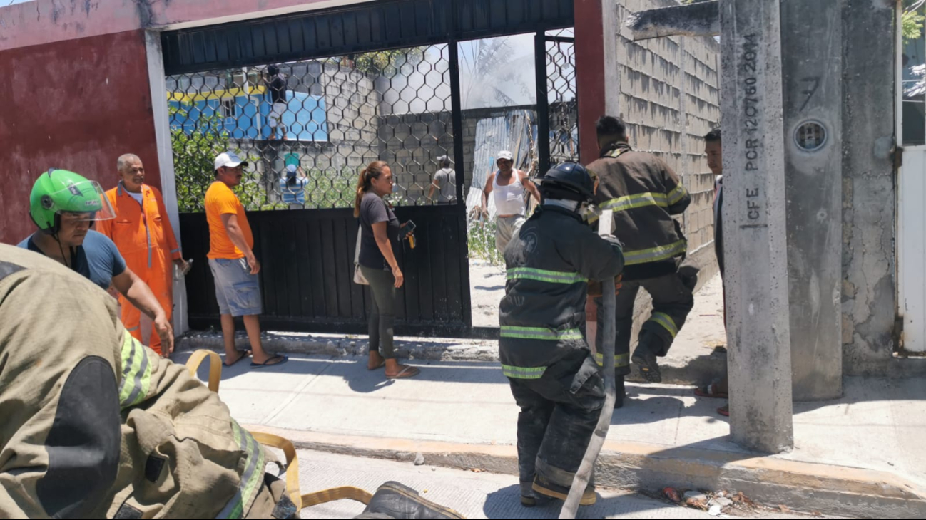 Bomberos rescatan a dos personas atrapadas en un incendio en Ciudad del Carmen