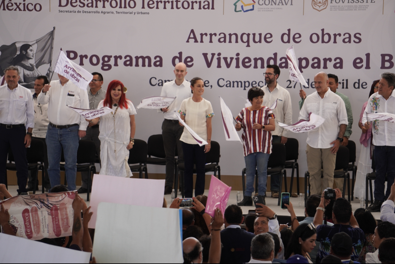 La Presidenta encabezó el banderazo y la colocación de la primera piedra. La Presidenta encabezó el banderazo y la colocación de la primera piedra.
