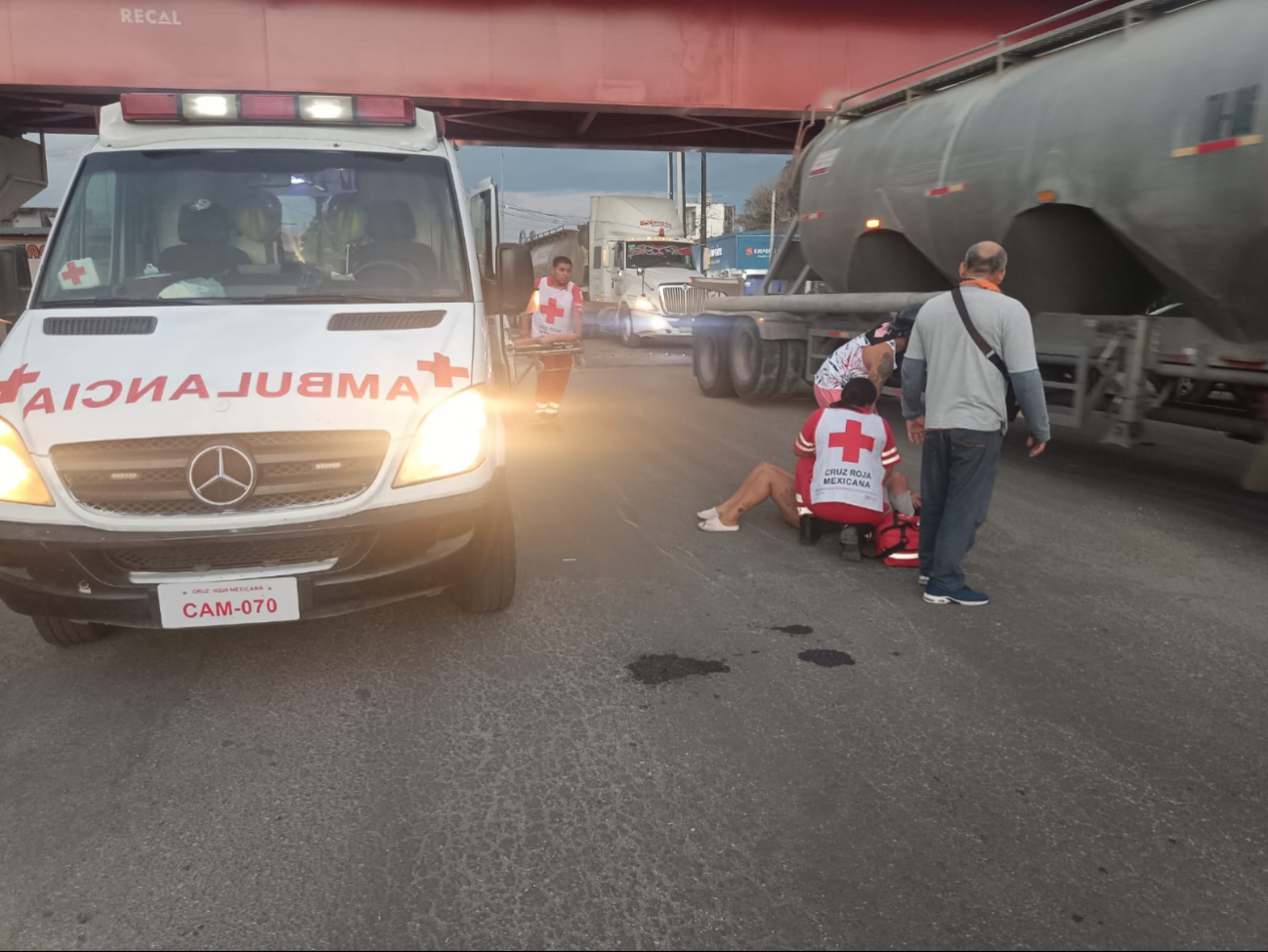 Exceso de velocidad provoca accidente de motocicleta en Escárcega; una mujer lesionada
