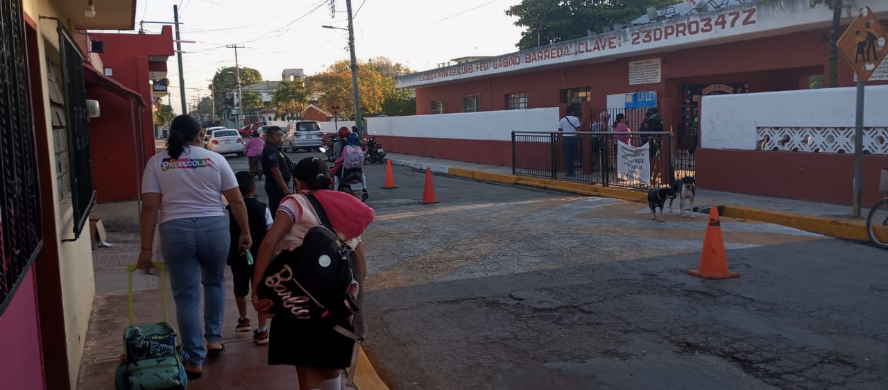 Padres de familia acompañaron a los estudiantes hasta los planteles escolares Padres de familia acompañaron a los estudiantes hasta los planteles escolares