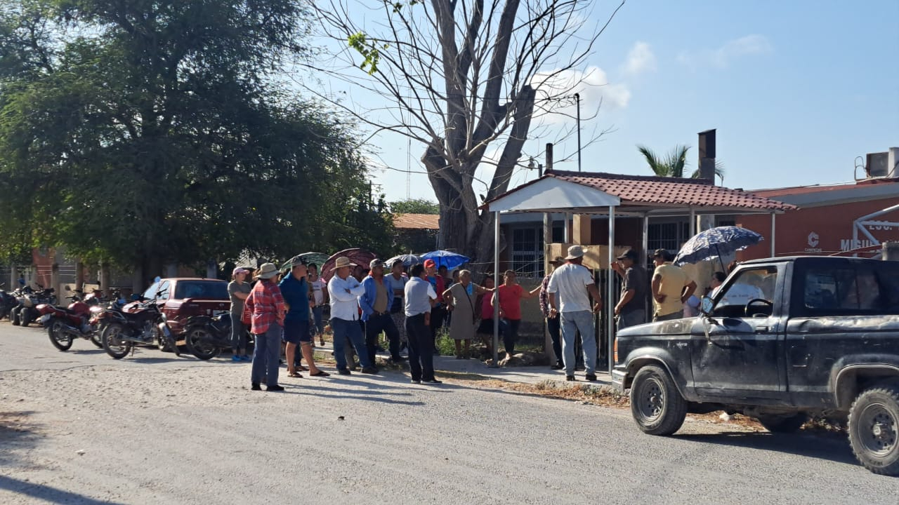 Padres bloquean acceso a primaria en Escárcega por obra inconclusa desde 2021