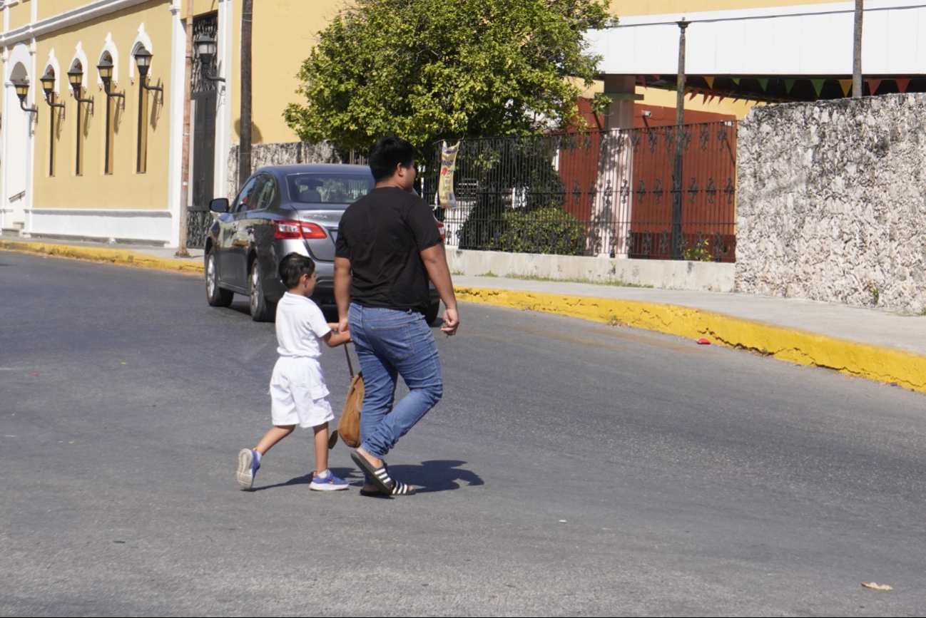 Padres de familia, entre prisas y abrazos, acompañaron a sus hijos en este retorno a las aulas Padres de familia, entre prisas y abrazos, acompañaron a sus hijos en este retorno a las aulas
