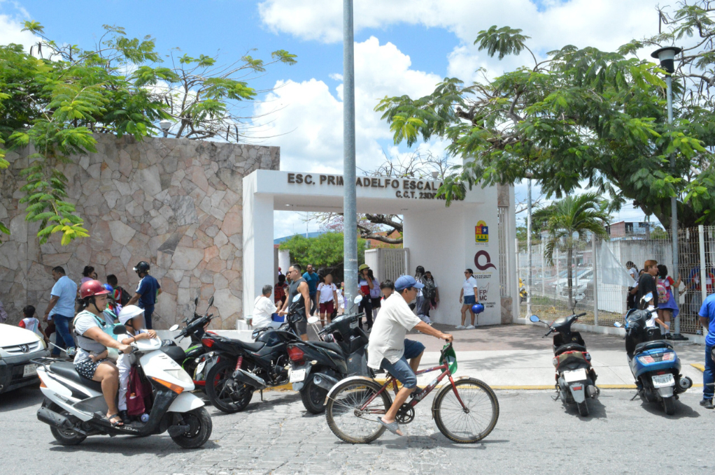Padres de familia se sintieron aliviados ante el regreso de clases Padres de familia se sintieron aliviados ante el regreso de clases