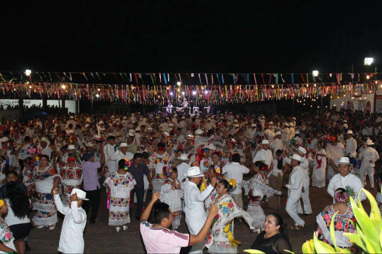 Con los colores, música y el son de la jarana se inauguraron los festejos en honor a la Santa Cruz. Con los colores, música y el son de la jarana se inauguraron los festejos en honor a la Santa Cruz.