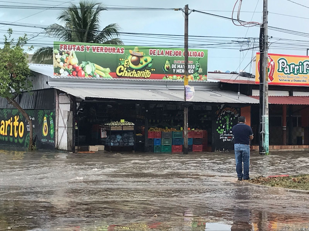 Debido al sistema de drenaje, las calles se estancaron de agua. Debido al sistema de drenaje, las calles se estancaron de agua.