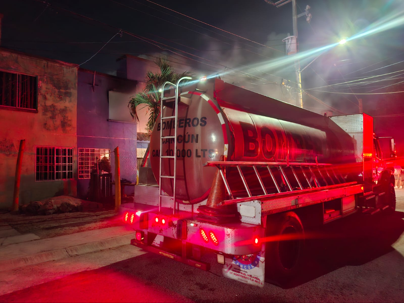 Por causas desconocidas se incendia una vivienda en Cancún