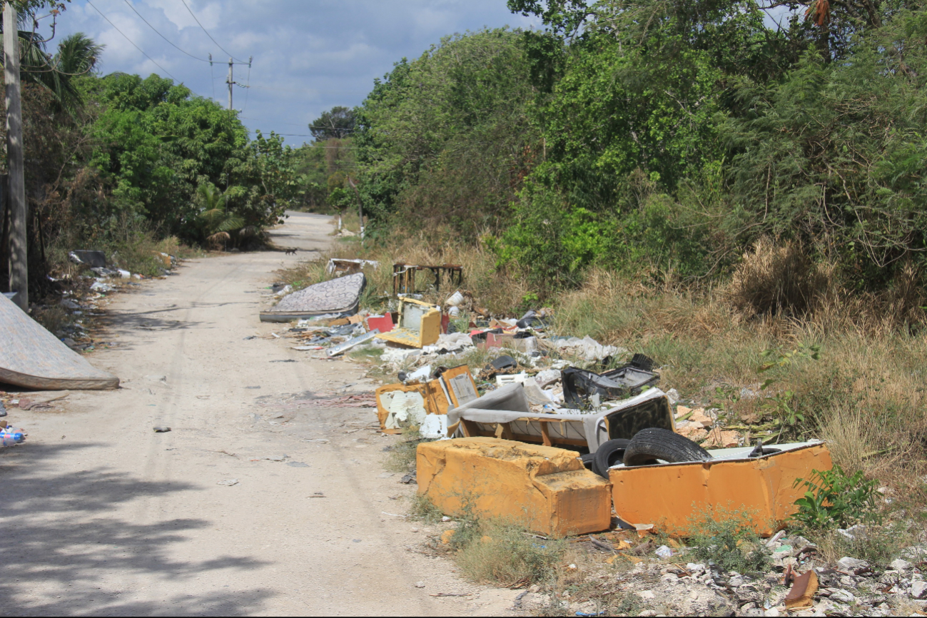   Basurero en predio aledaño se extiende a una escuela primaria, en la región 223 de Cancún  