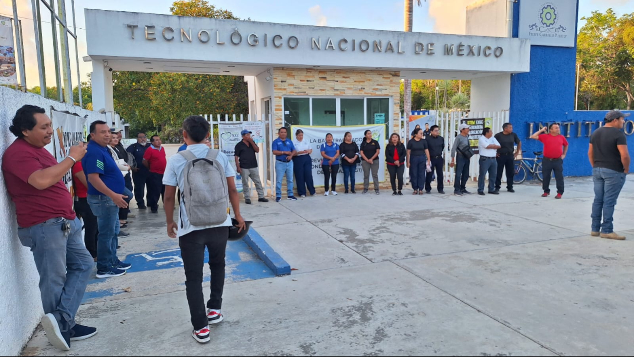 Los trabajadores impiden el paso a directivos Los trabajadores impiden el paso a directivos