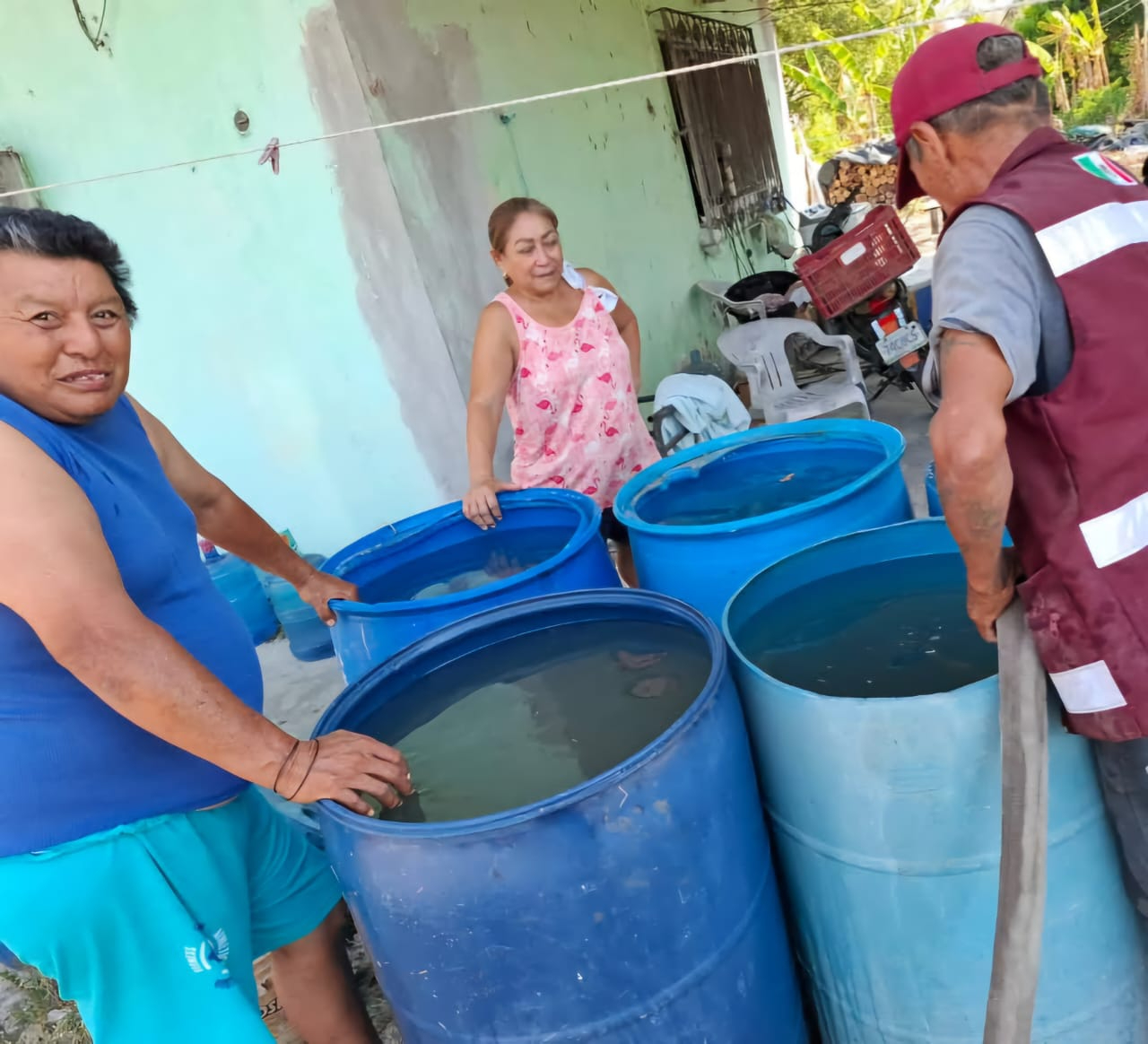 Vecinos denuncian abuso en la distribución de agua potable Vecinos denuncian abuso en la distribución de agua potable