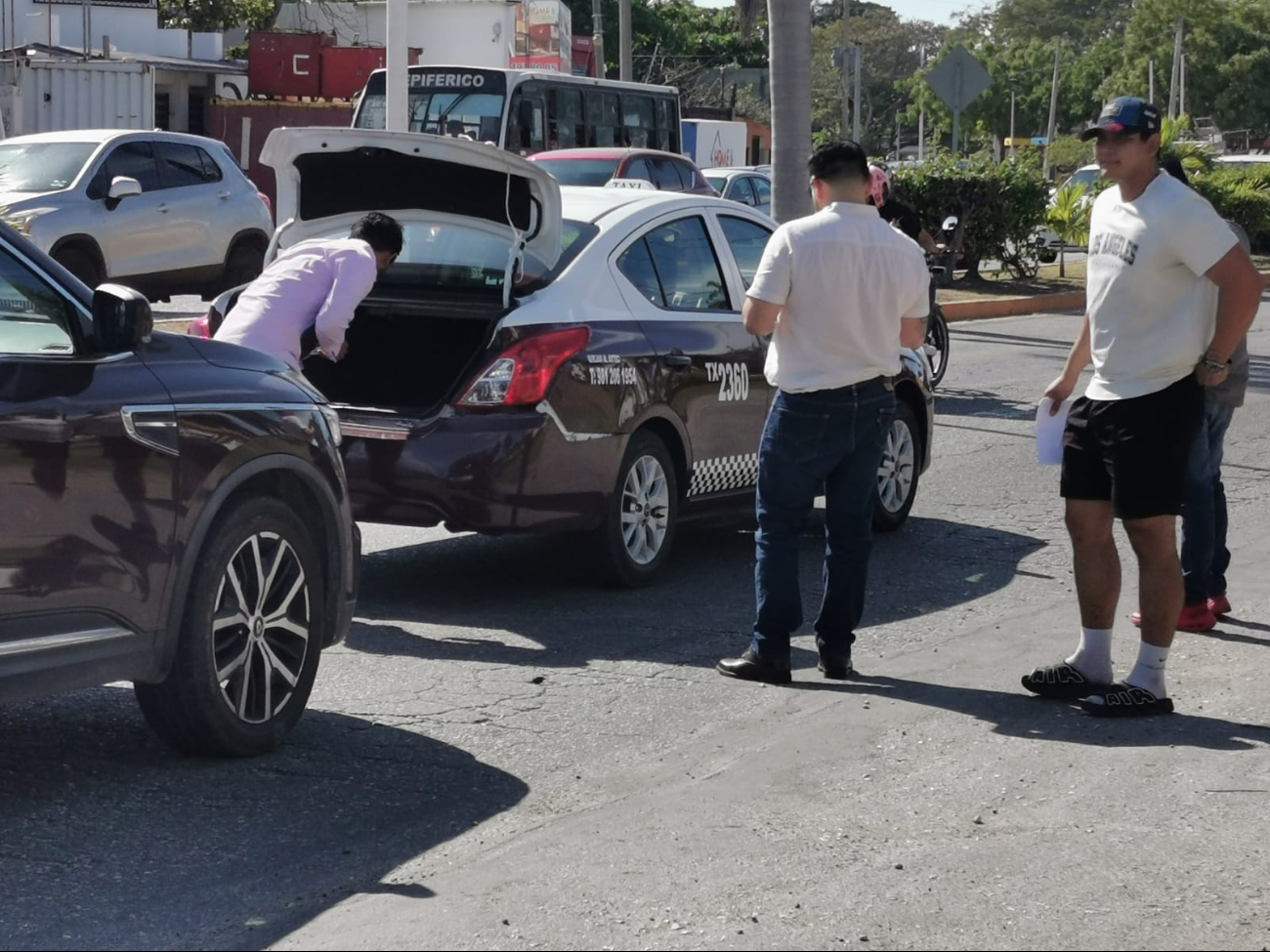 Percance vial genera daños y bloqueo  vial en Ciudad del Carmen