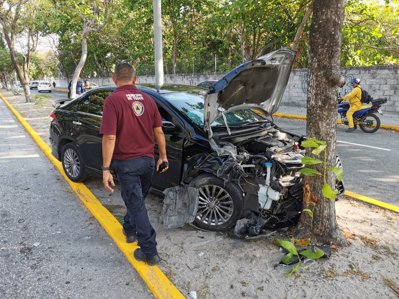 Doble colisión en Carmen deja un lesionado y daños materiales Doble colisión en Carmen deja un lesionado y daños materiales
