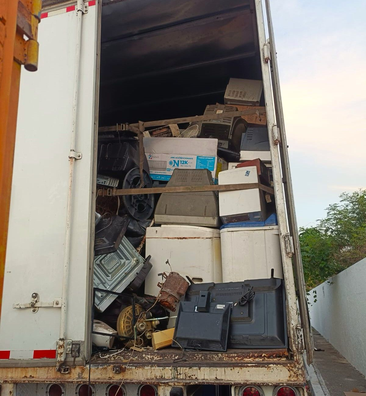 Reune reciclatrón en Campeche 15 toneladas de  residuos electrónicos   