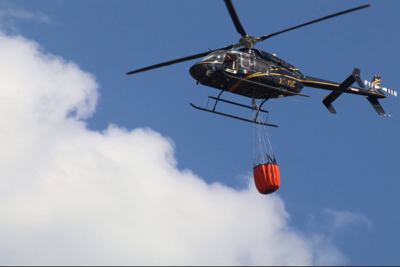 El helicóptero de la SSP Yucatán, evitó que el fuego se propagara El helicóptero de la SSP Yucatán, evitó que el fuego se propagara