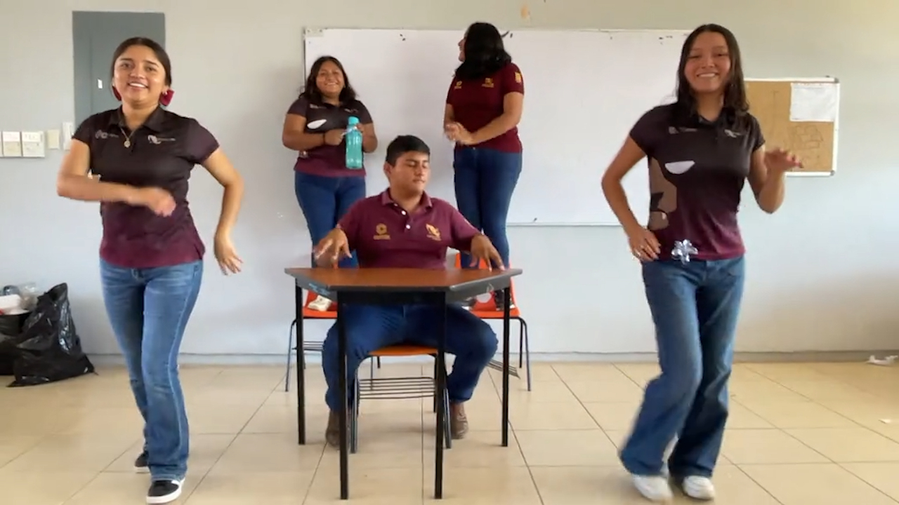 Estudiantes del CECyTEC en Alfredo V. Bonfil recrearon el show de El Pulpo y sus Teclados
