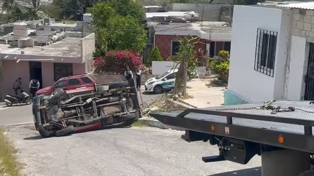 Falla mecánica ocasionó la volcadura de una camioneta Falla mecánica ocasionó la volcadura de una camioneta