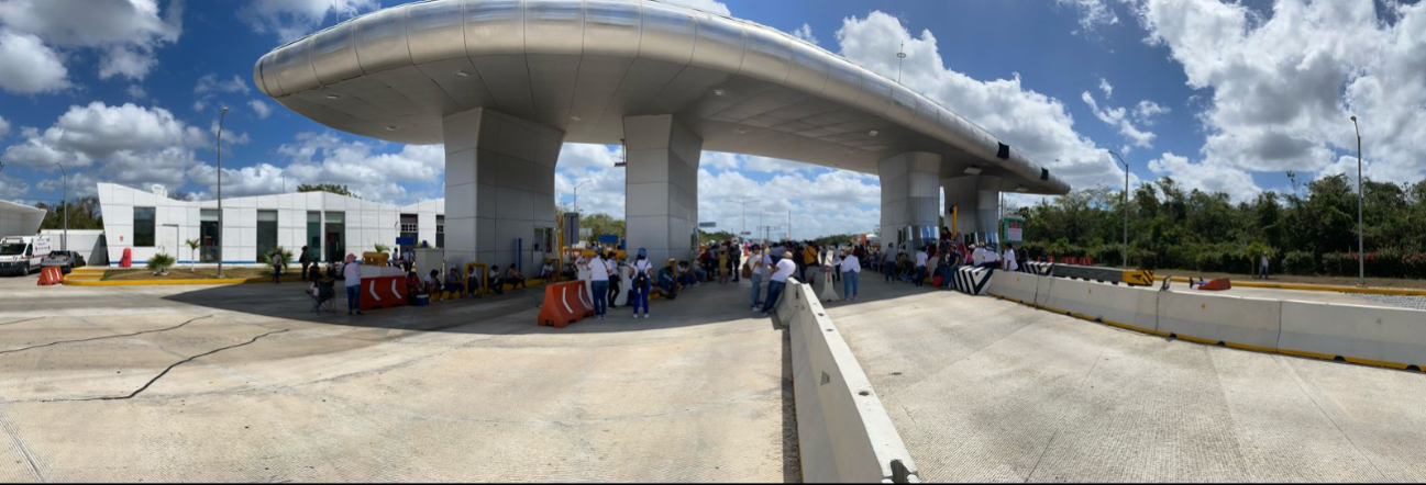 Maestros toman la caseta del kilómetro 80 de Cancún-Mérida como protesta por la ley del ISSSTE