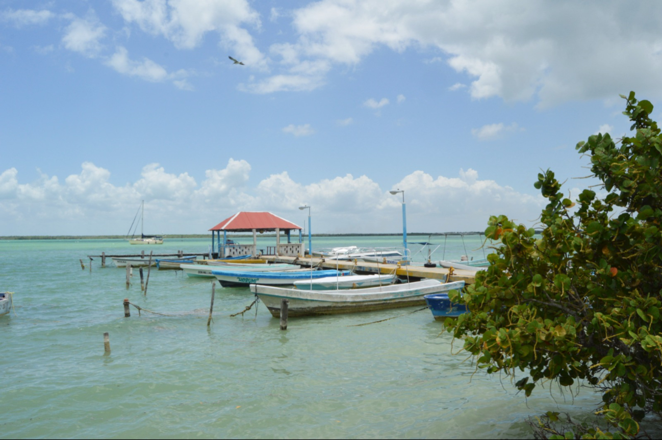 Suspenden navegaciones en la Laguna de Bacalar y costa de Mahahual por surada