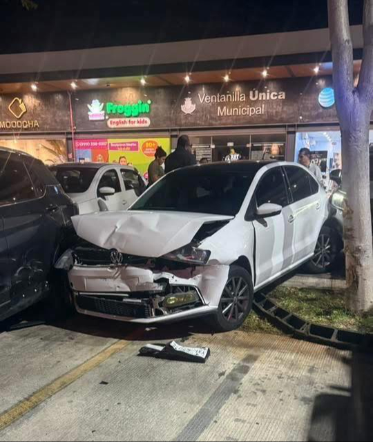 Conductora choca contra nueve autos en el estacionamiento de un restaurante en Mérida 