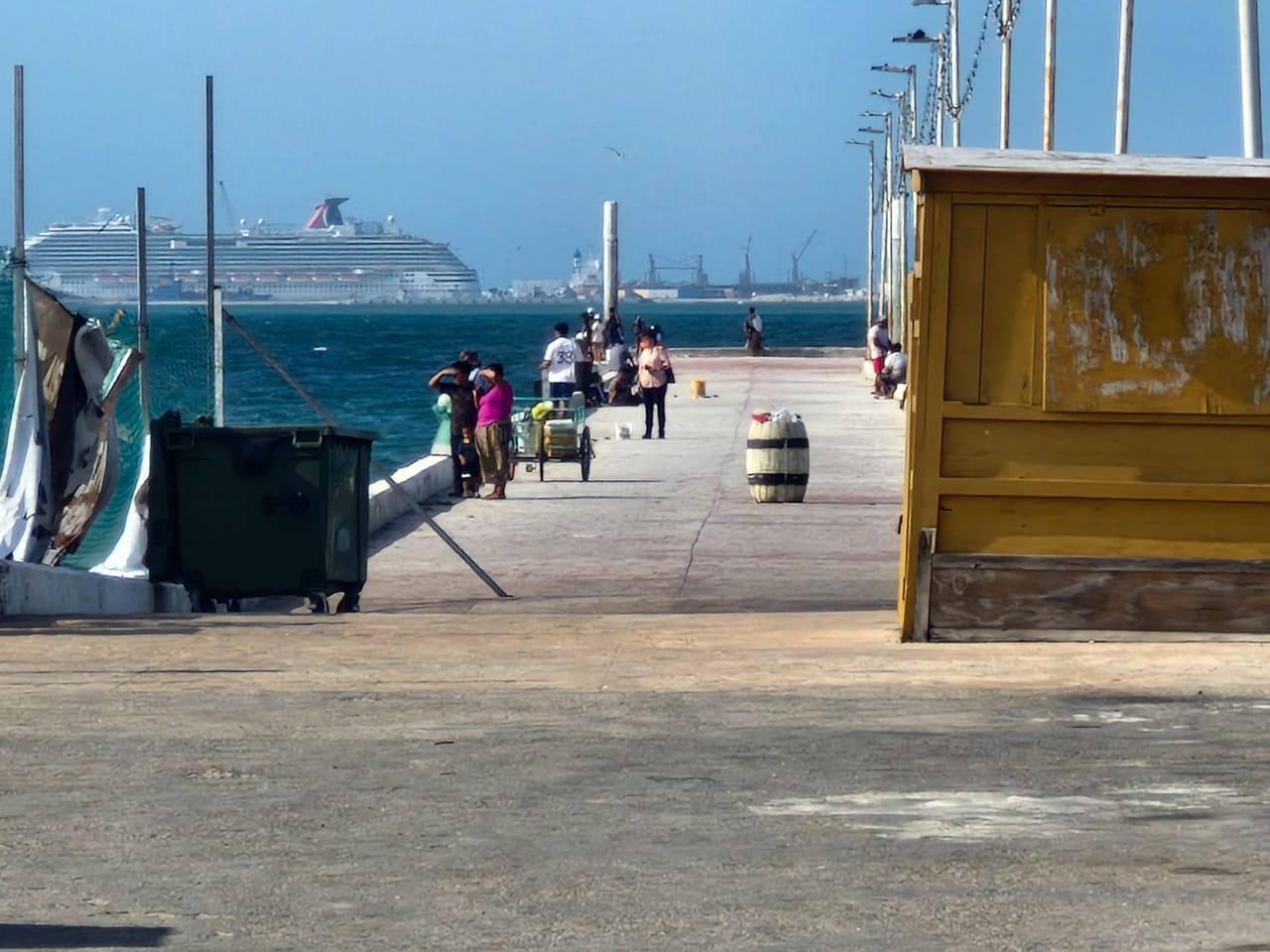 Pescador salva a una mujer luego de lanzarse al mar desde el Muelle de Chocolate de Progreso