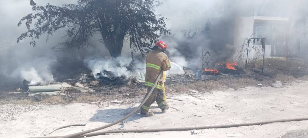 Ciudad del Carmen enfrenta incendios diarios por quema de basura y altas temperaturas  